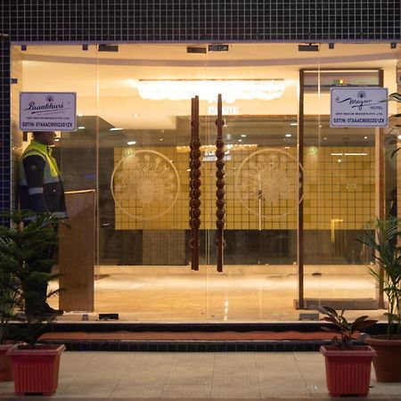 Mayur Hotel New Delhi Buitenkant foto