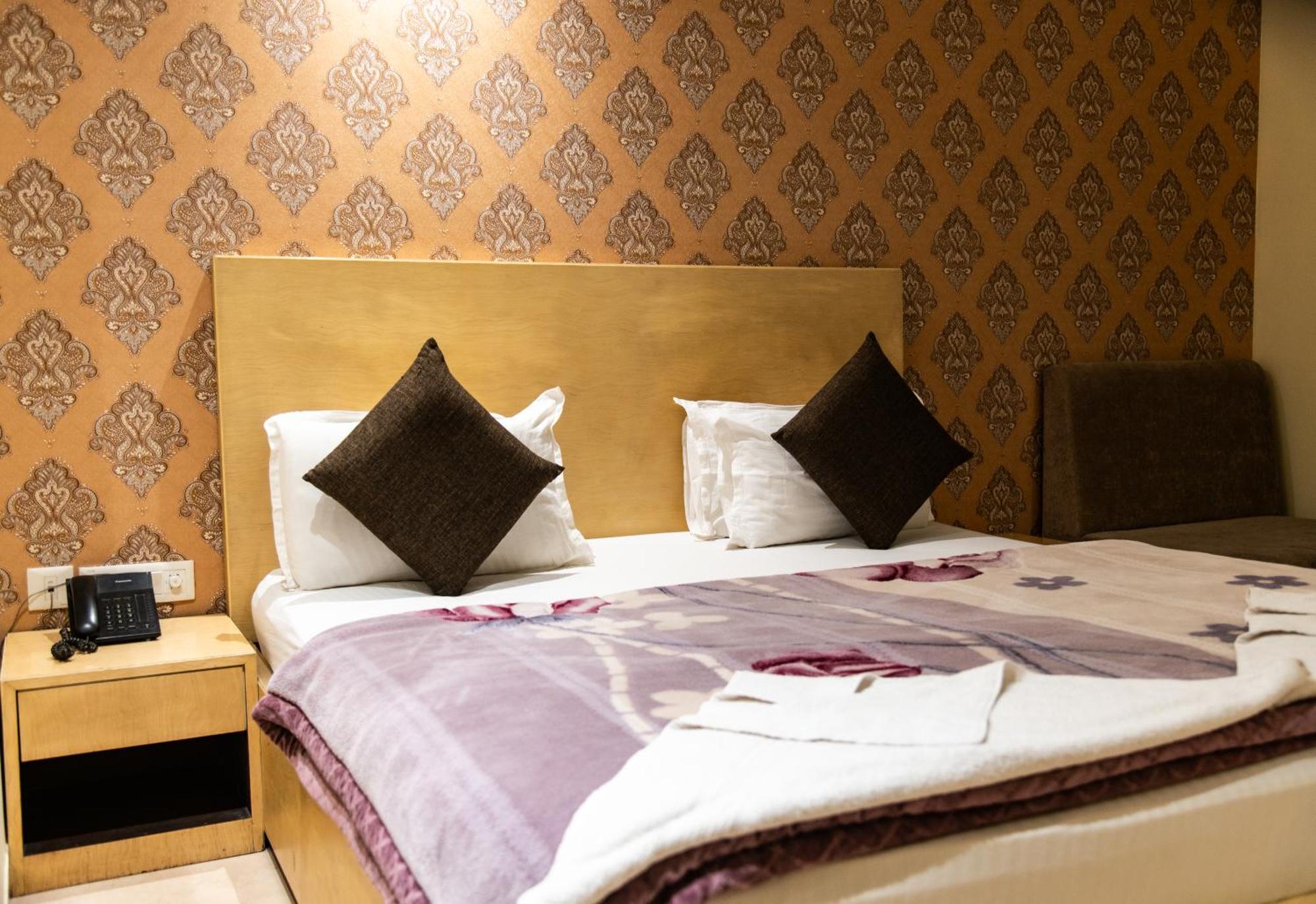 Mayur Hotel New Delhi Buitenkant foto