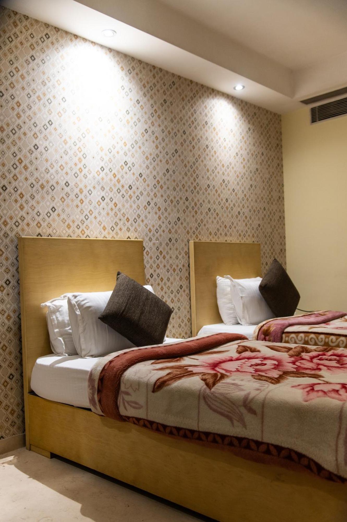Mayur Hotel New Delhi Buitenkant foto