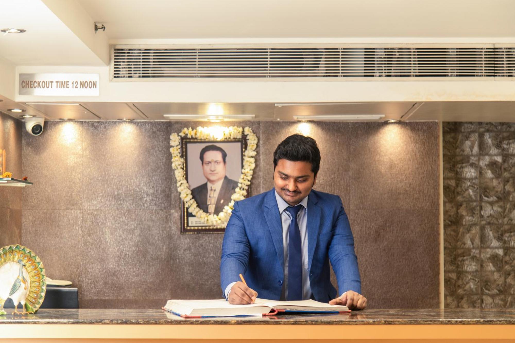 Mayur Hotel New Delhi Buitenkant foto
