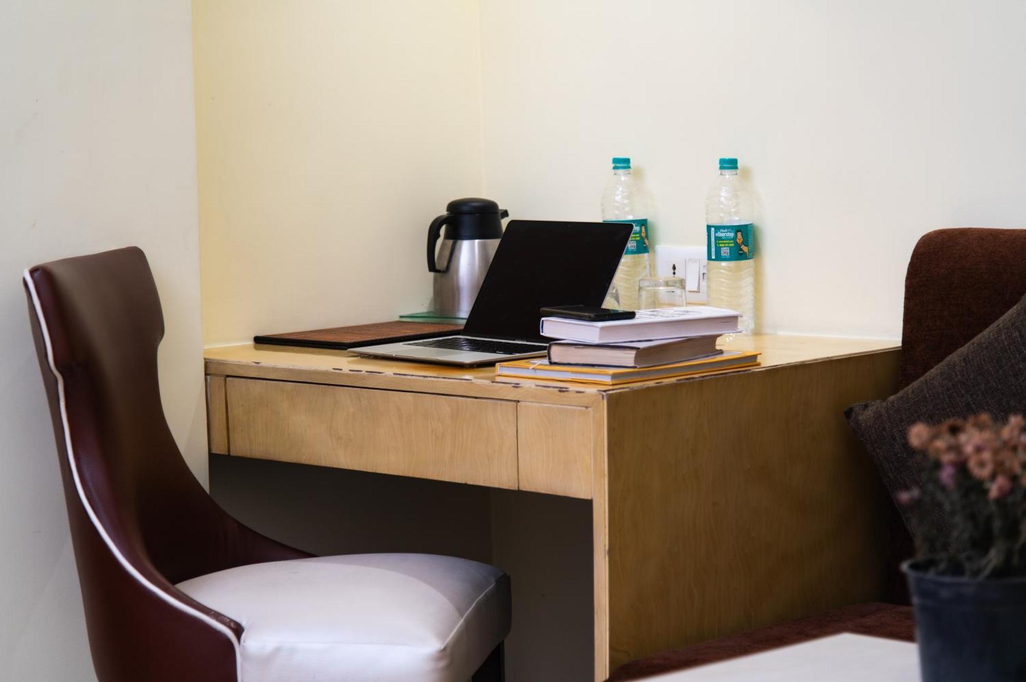 Mayur Hotel New Delhi Buitenkant foto