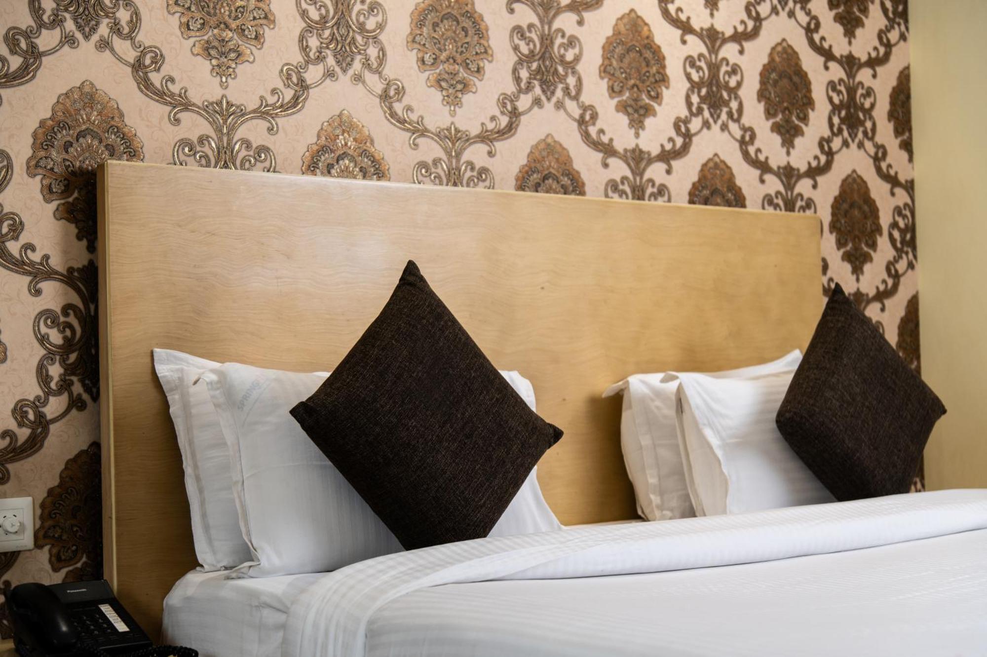 Mayur Hotel New Delhi Buitenkant foto