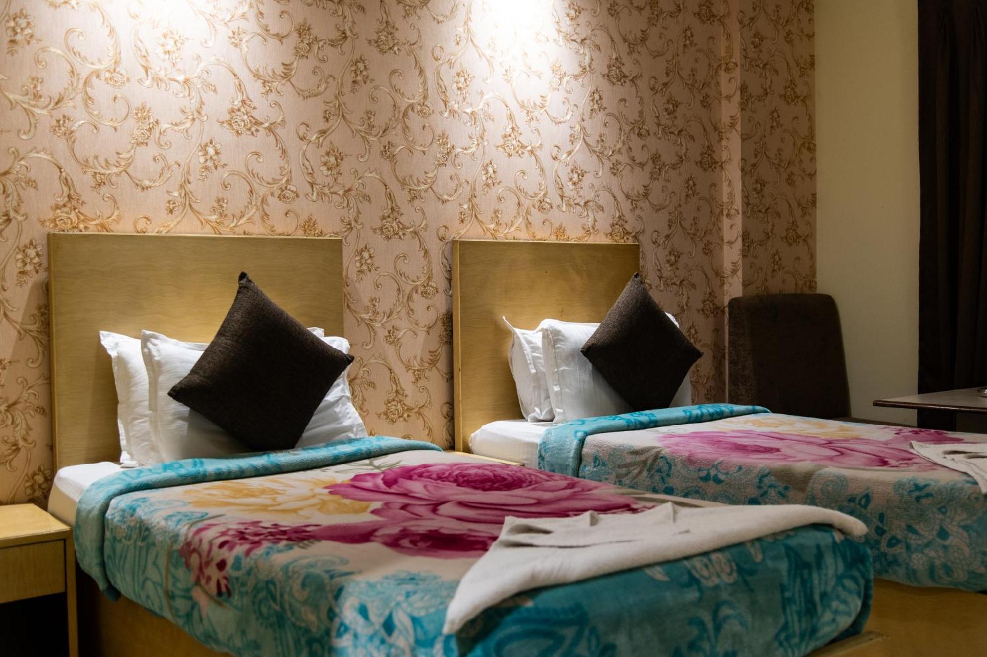 Mayur Hotel New Delhi Buitenkant foto