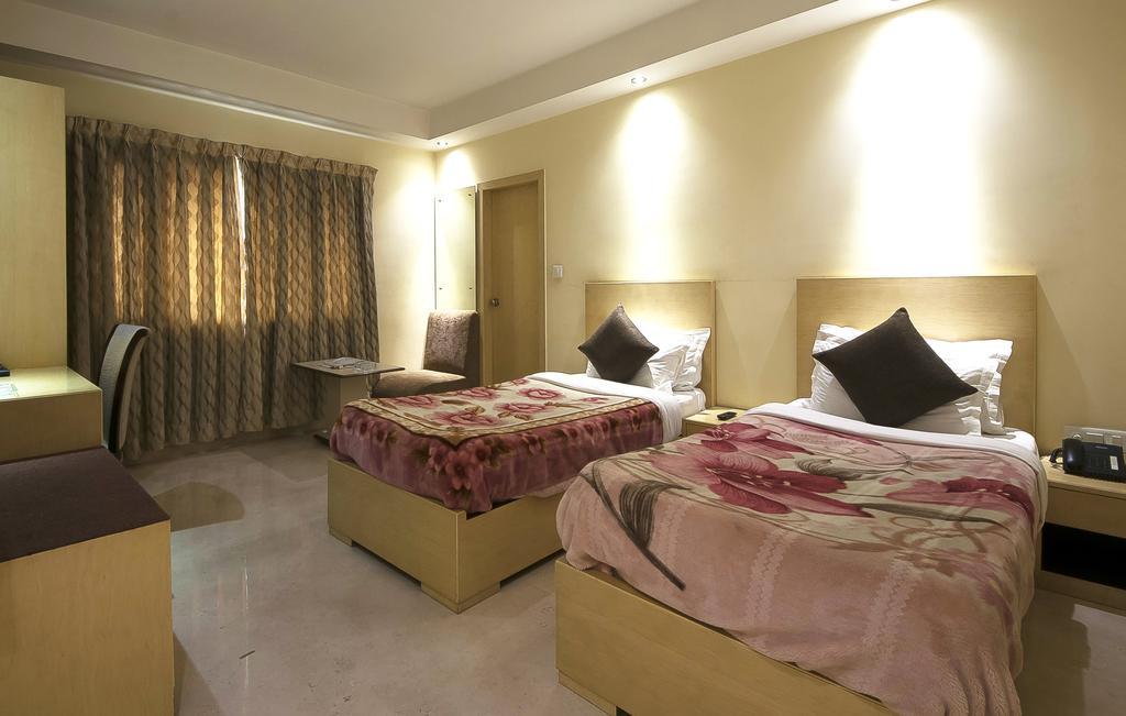 Mayur Hotel New Delhi Buitenkant foto