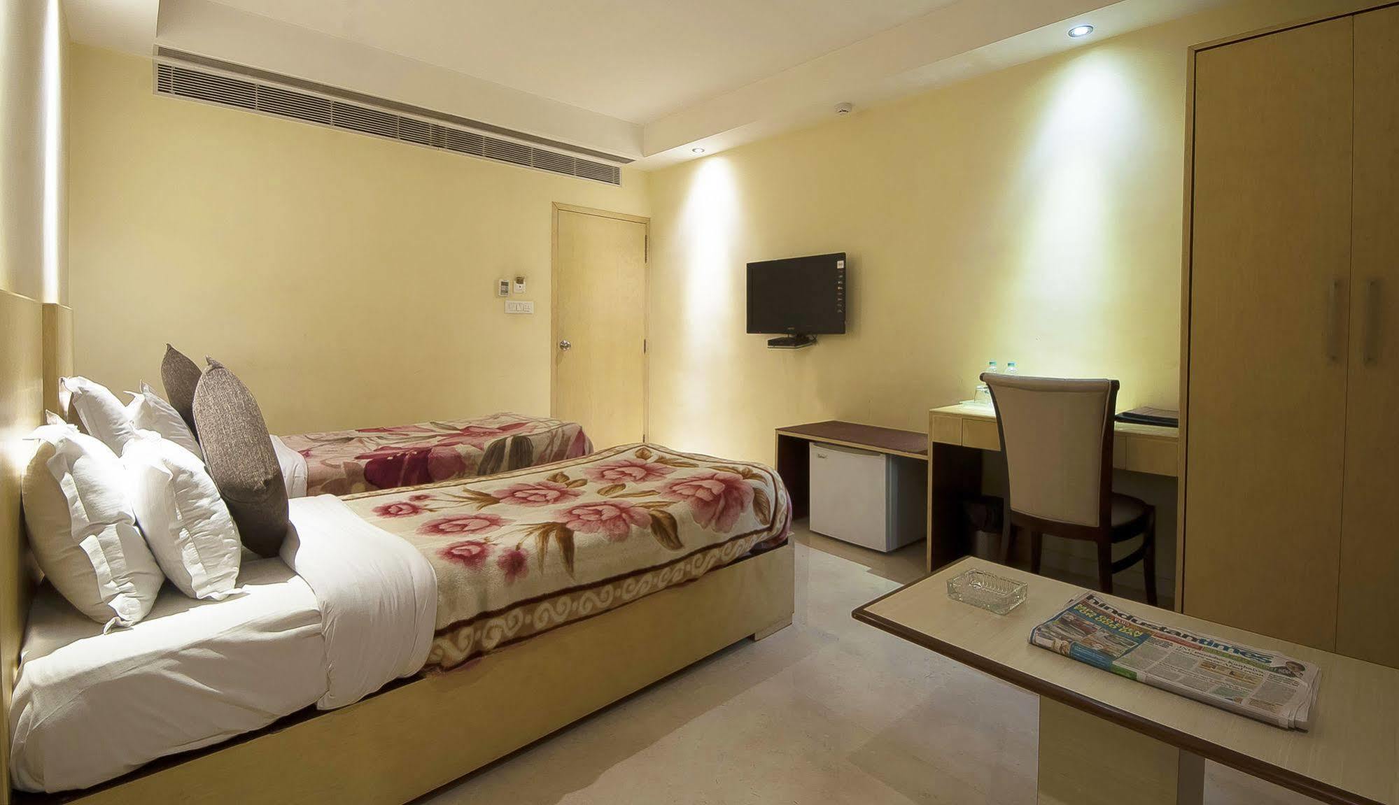 Mayur Hotel New Delhi Buitenkant foto