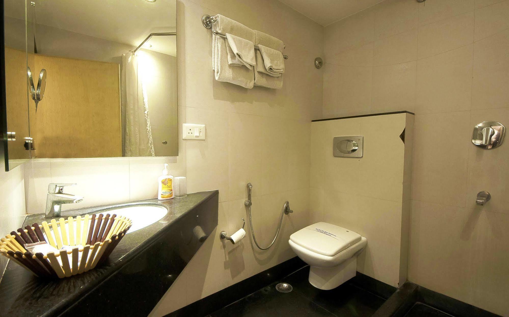 Mayur Hotel New Delhi Buitenkant foto
