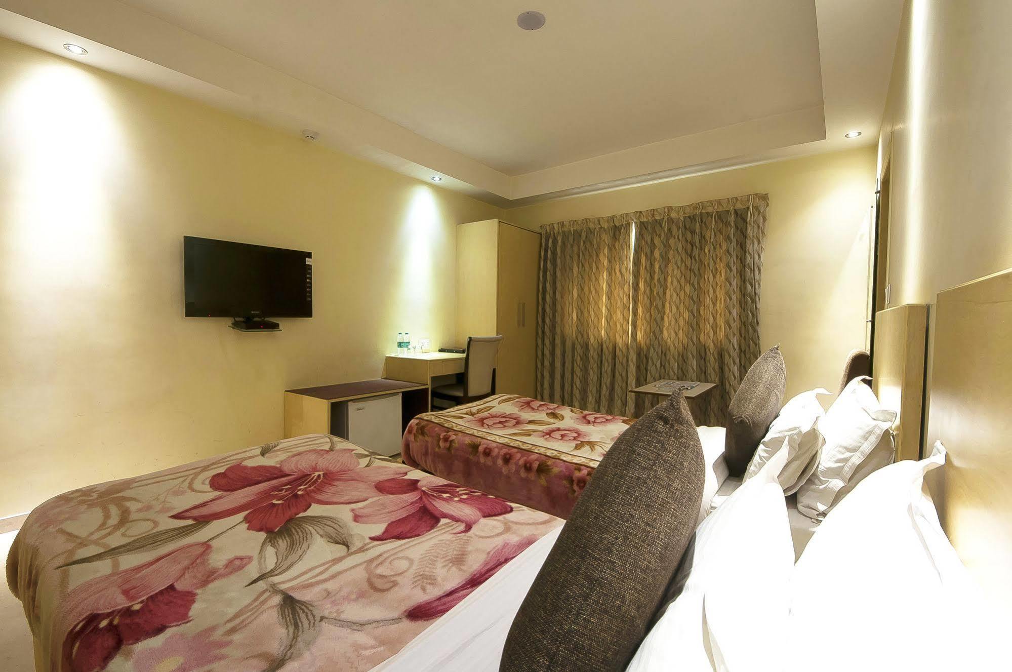 Mayur Hotel New Delhi Buitenkant foto