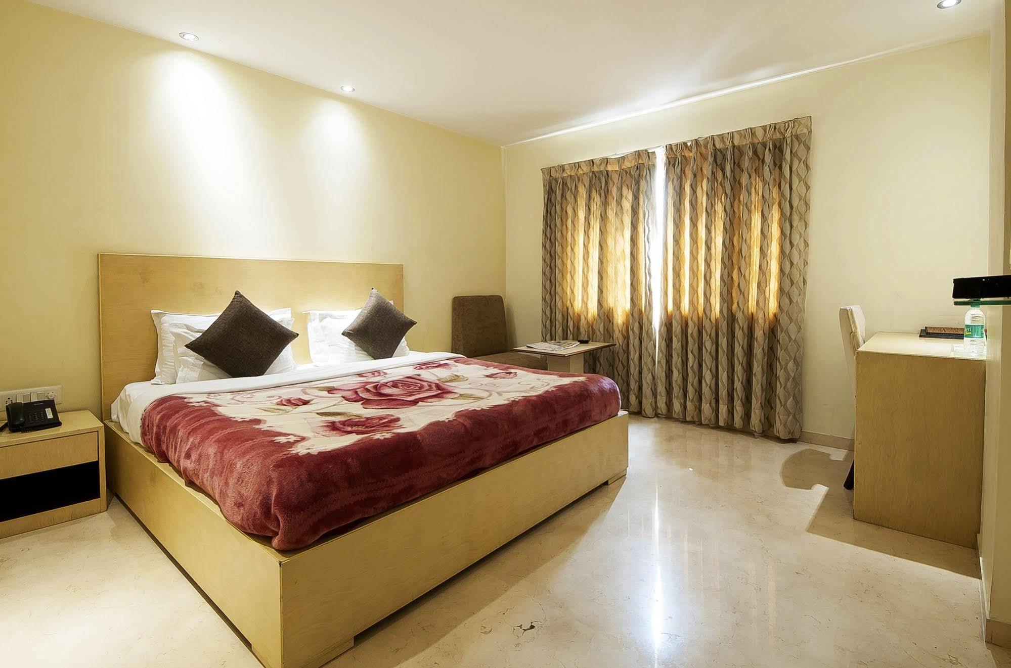 Mayur Hotel New Delhi Buitenkant foto