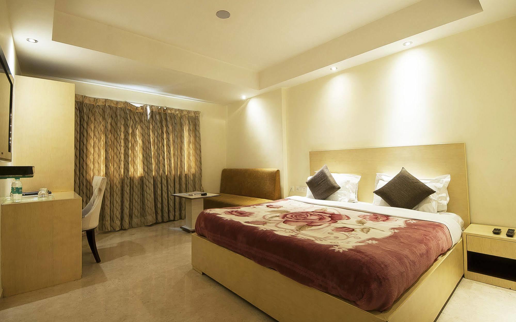 Mayur Hotel New Delhi Buitenkant foto