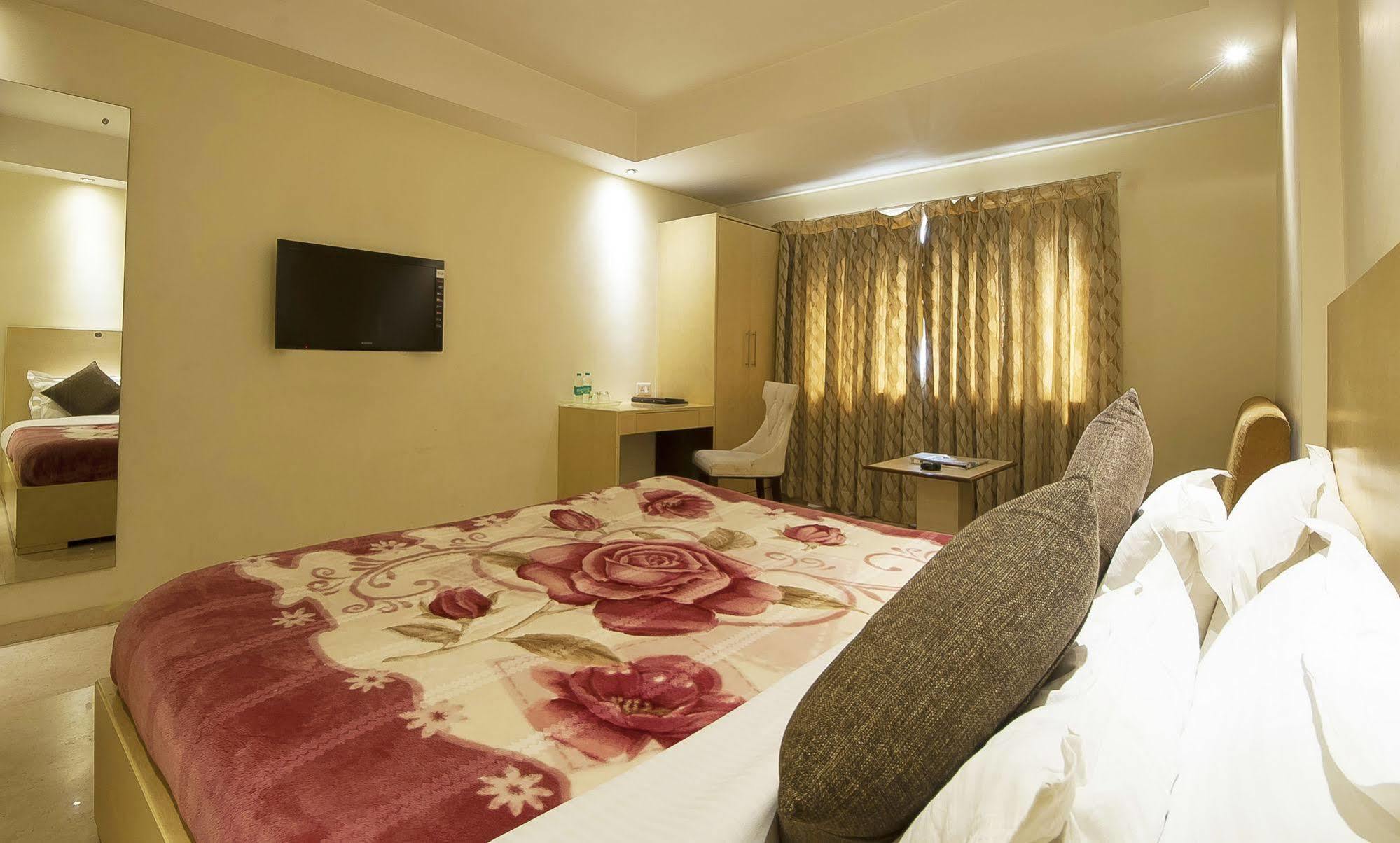 Mayur Hotel New Delhi Buitenkant foto