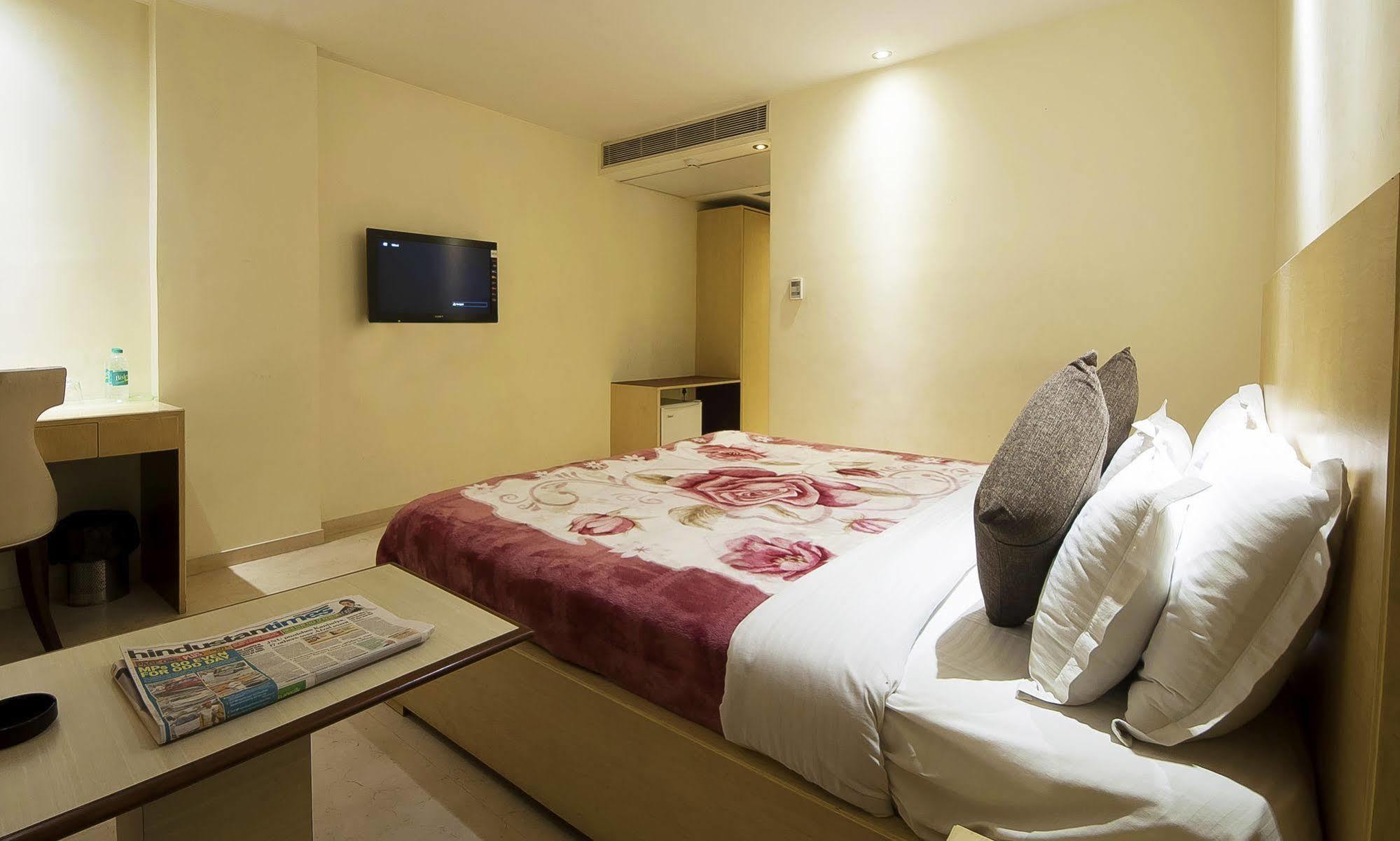 Mayur Hotel New Delhi Buitenkant foto