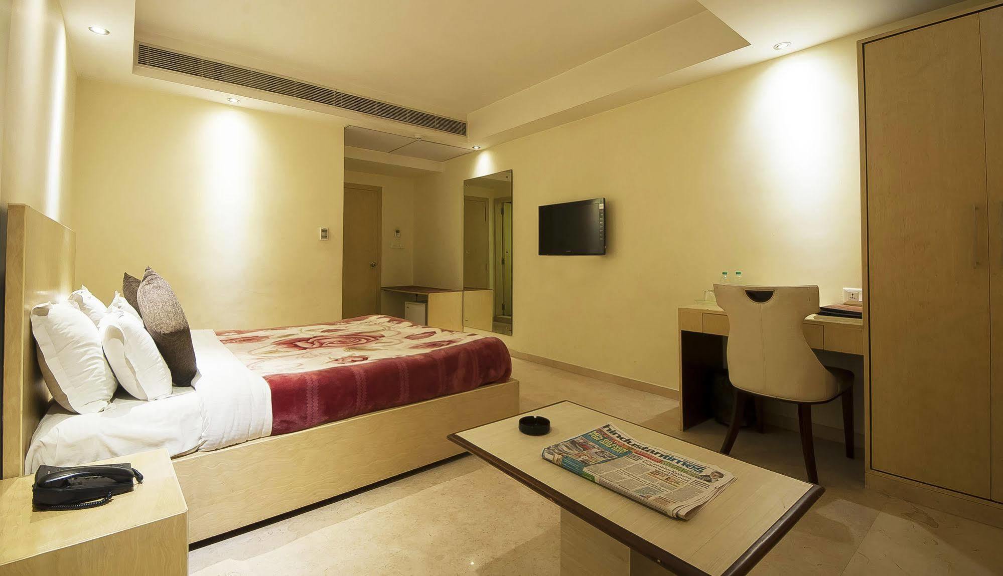 Mayur Hotel New Delhi Buitenkant foto