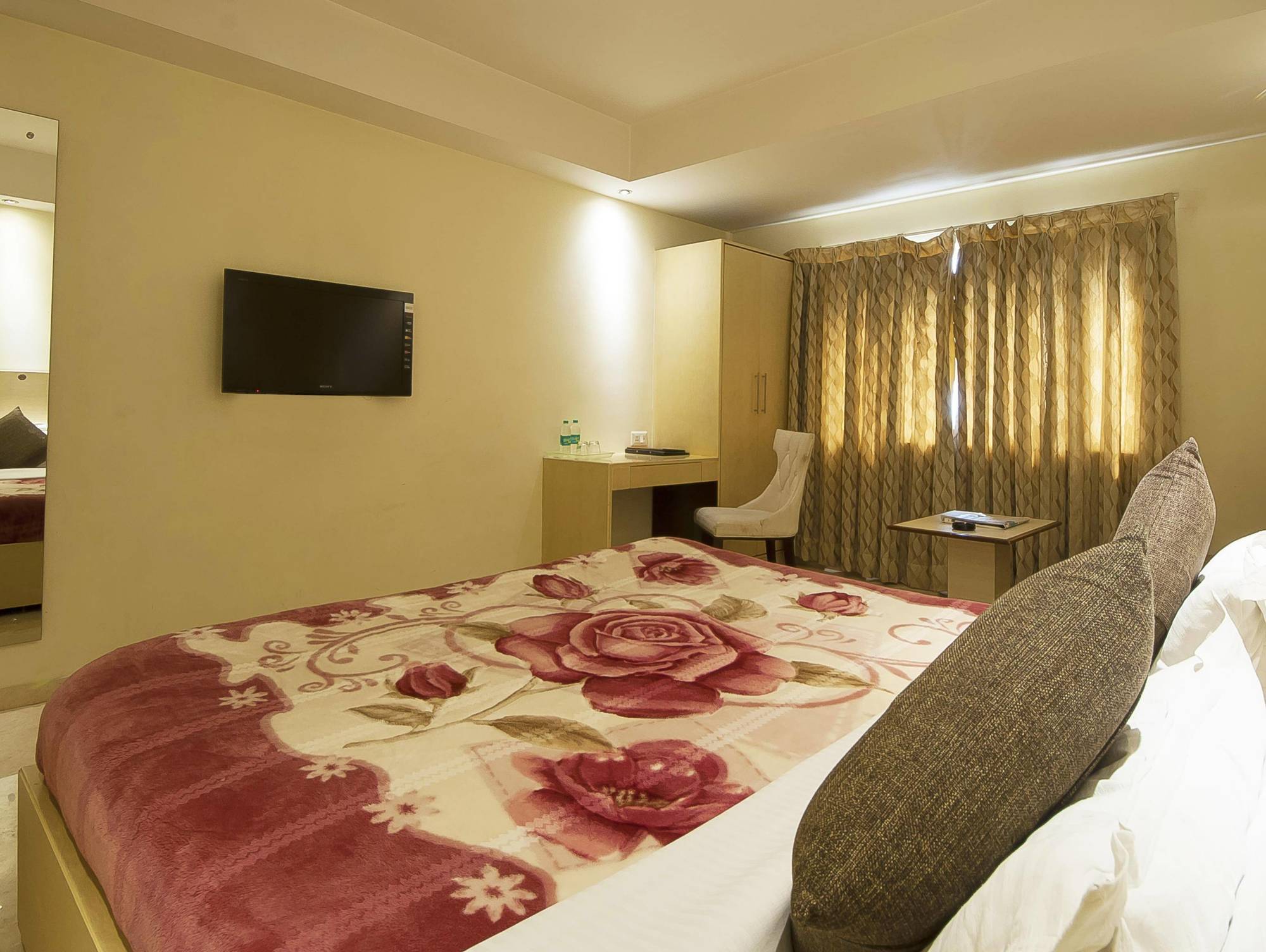 Mayur Hotel New Delhi Buitenkant foto