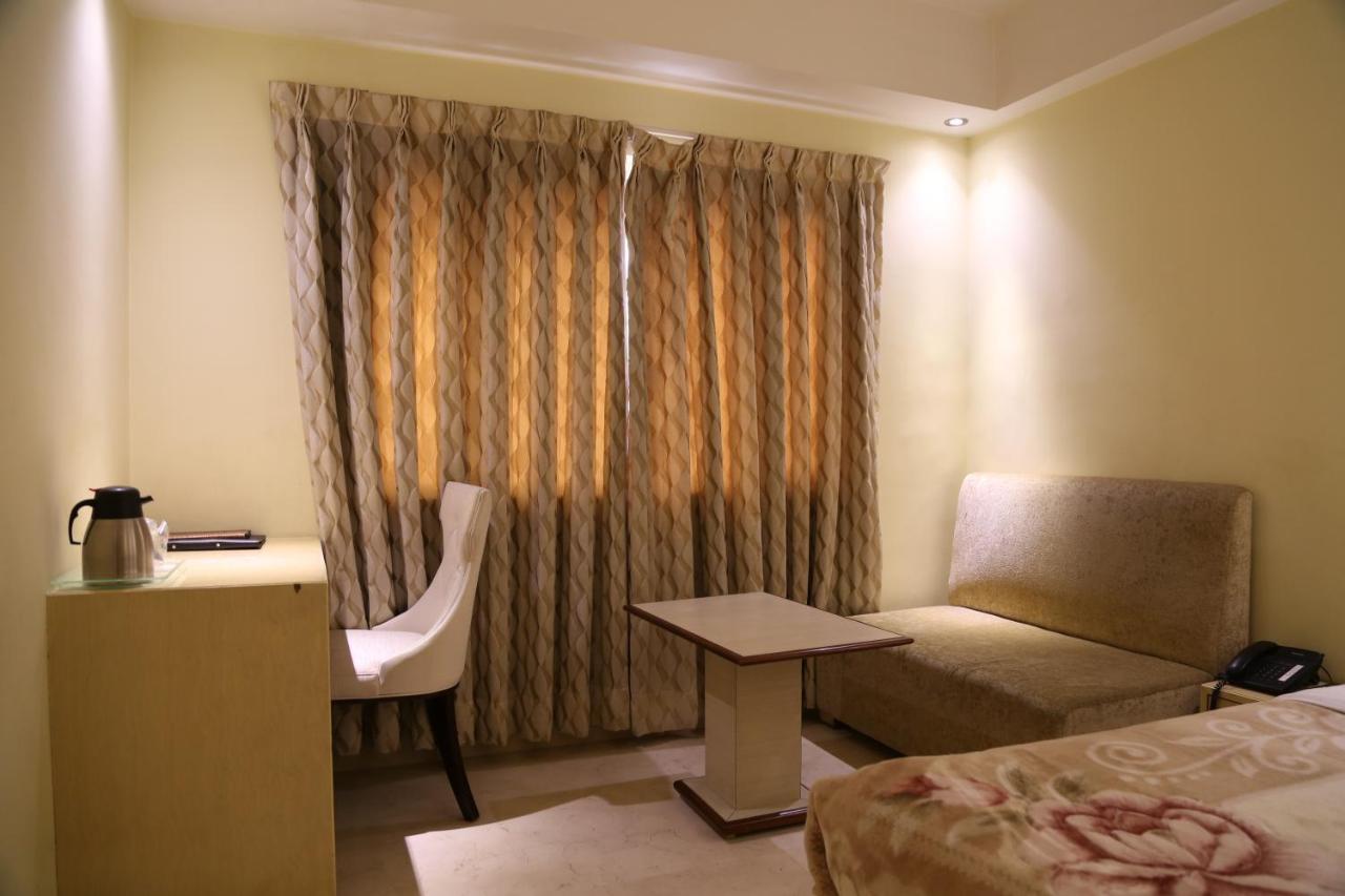 Mayur Hotel New Delhi Buitenkant foto